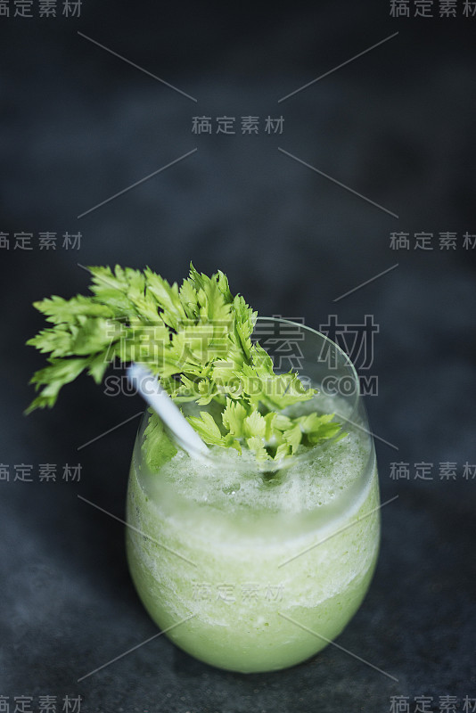 绿色蔬菜汁杯与羽衣甘蓝和芹菜