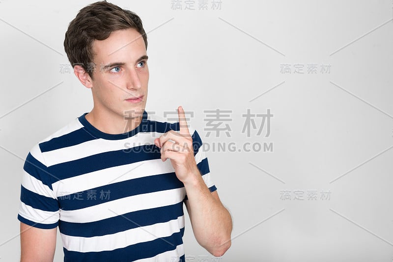 一幅白人男子竖起手指的画像