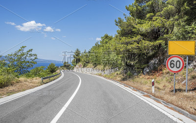 沿着海岸的乡村公路