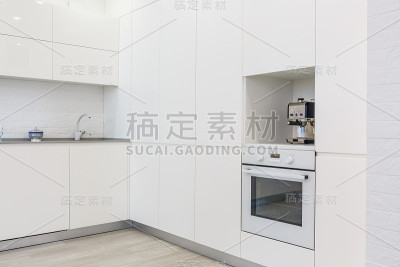 没有把手的现代白色厨房