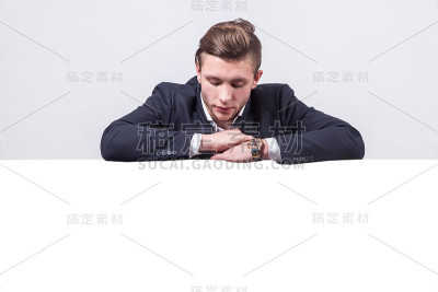 站在白板旁的商人