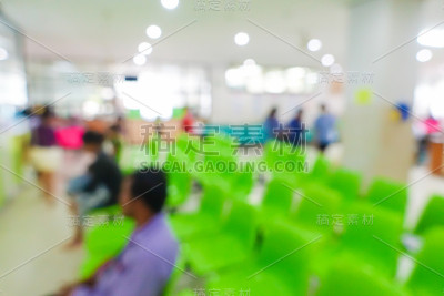 模糊的画面中人们在医院等待