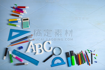 回到学校。学校的项目和字母ABC