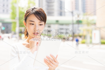 亚洲女性看到平板电脑，就会想，
