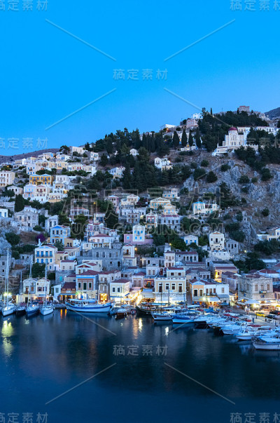 黄昏时俯瞰西米镇的海港