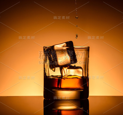 一杯加冰的威士忌