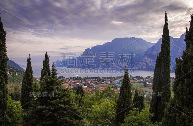 意大利特伦蒂诺，加尔达湖，托博尔的全景夜景