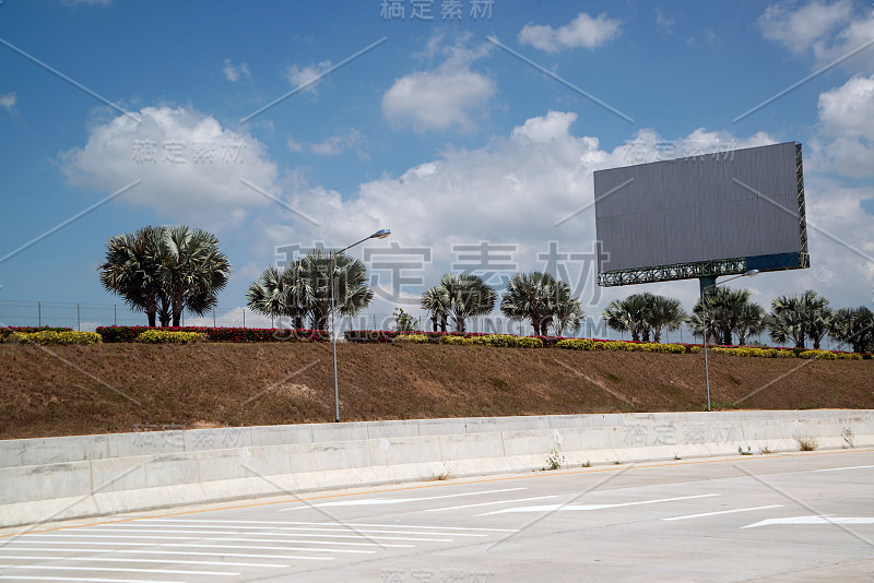 大型灰色户外广告招牌在高速公路旁或广告牌中午是空白的广告。