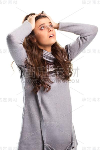 女孩用手捧着头。