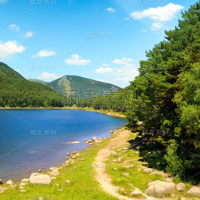 如画的湖，群山和蓝天。