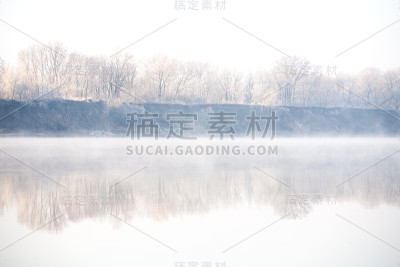 清晨河上晨雾初现