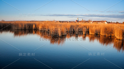 Neusiedlersee的Rust村附近的芦苇带