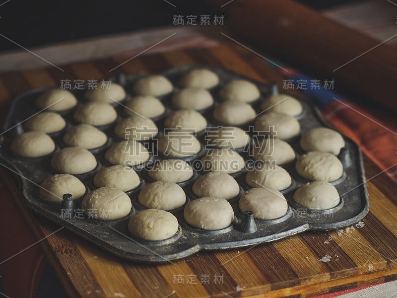 带馅手工制作的馄饨(饺子)