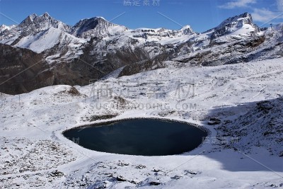湖面上的山，周围的雪照片