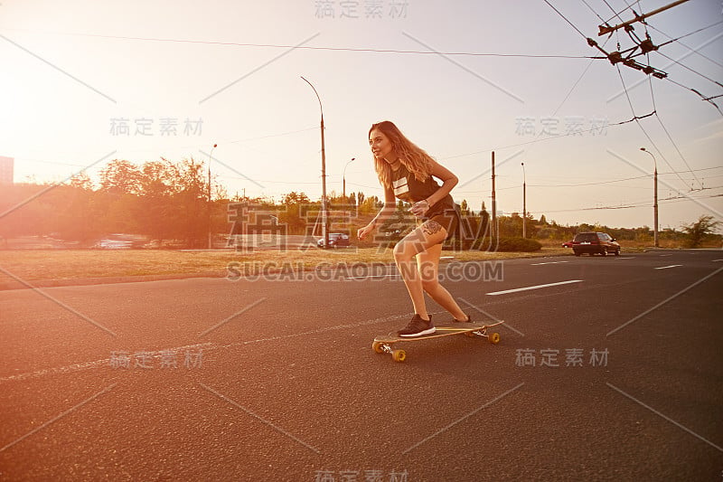 酷的城市溜冰少女