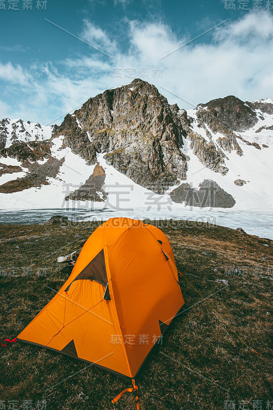 露营帐篷在岩石山景观旅行生活概念冒险假期户外远足装备装备