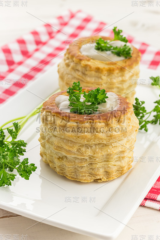 蓬松的酥皮上填满了蘑菇炖肉，上面撒上新鲜的欧芹