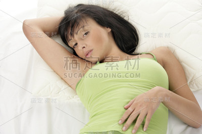 年轻女子在床上