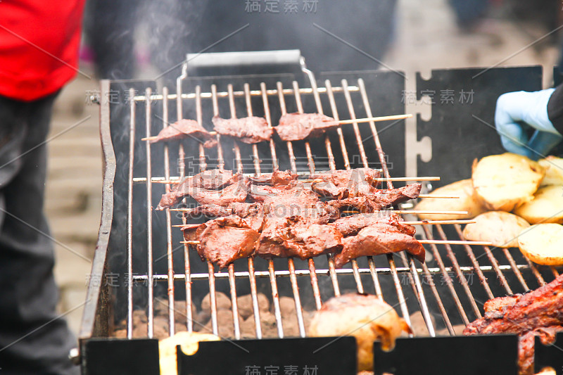 街头食品。串肉串，快餐