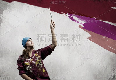 女人用画笔