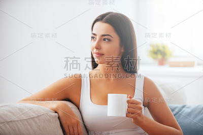 从一杯新鲜咖啡开始新的一天。