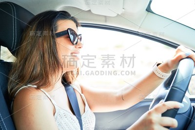 年轻的女司机开车