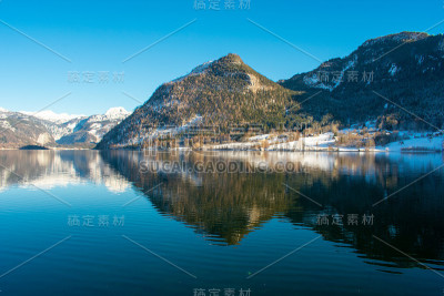 奥地利的Grundlsee湖，美丽的风景山和树倒影在水中，奥地利的阿尔卑斯山在冬天