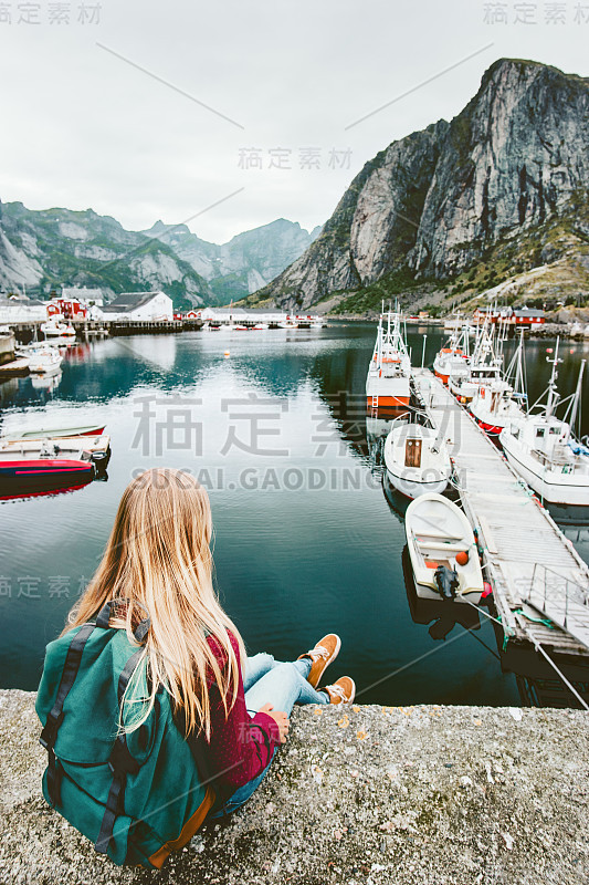 游客女士享受挪威罗浮敦群岛的峡湾景色，旅行，生活方式，概念，冒险，户外夏季假期