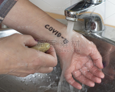 冠状病毒文字Covid-19手写。洗手。