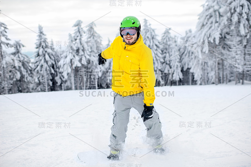 在山上滑雪的男人