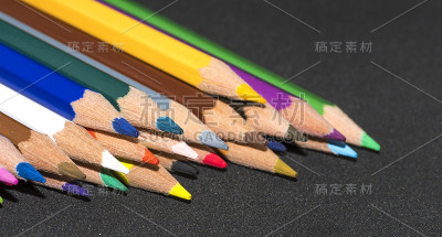 黑色背景上的彩色颜料