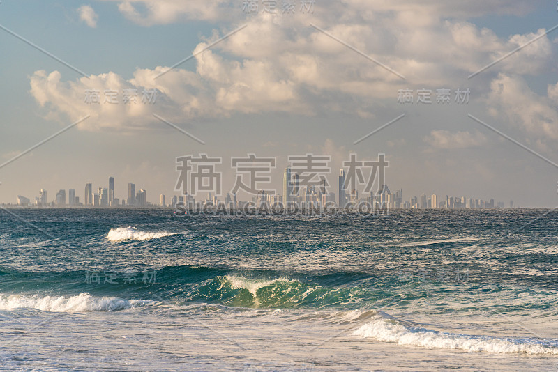 海洋与波浪和黄金海岸的城市景观为背景