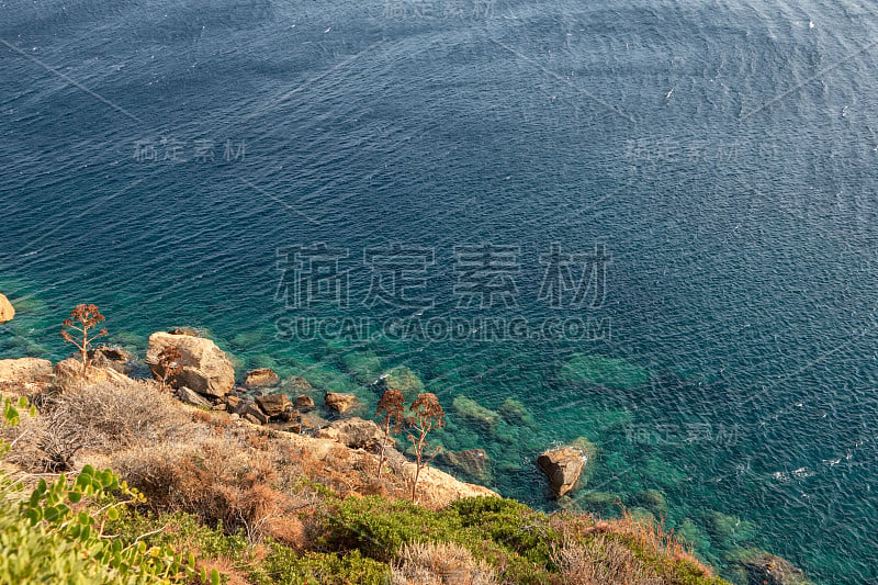 狂野的爱琴海海岸，岩石和清澈的水