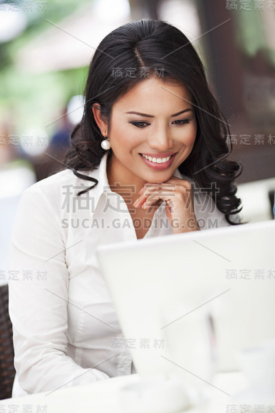 一个年轻开朗的女商人的肖像