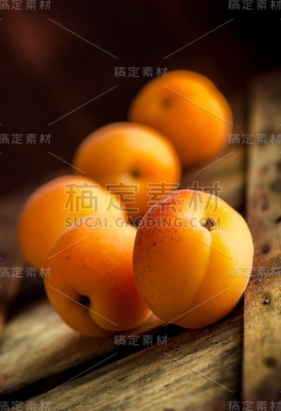 旧木箱上的杏子