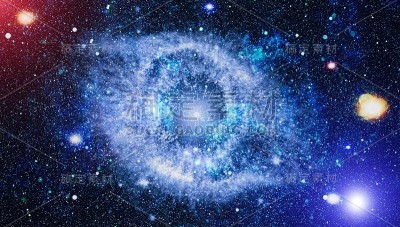 纵览深空全景。满是星星的黑暗夜空。外太空中的星云