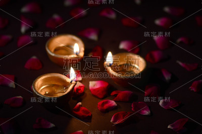 传统的粘土灯在排灯节庆祝期间点燃