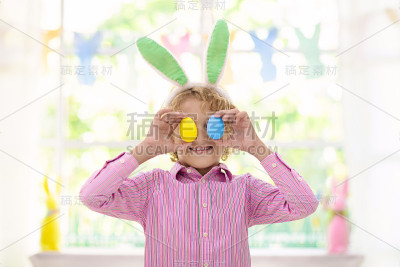 寻找复活节彩蛋的孩子们。孩子染料鸡蛋。