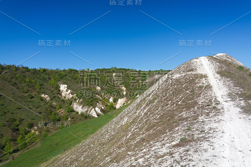 俄罗斯中部古老的白垩山脉。山峰和小山的风景。