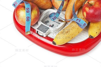 地上秤上的水果