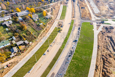 郊区新建公路。空中俯视图