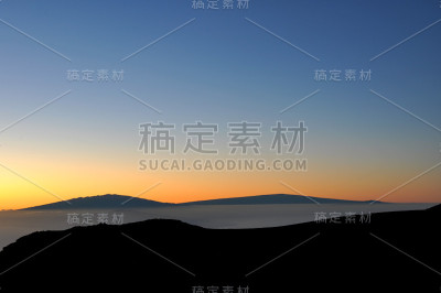 从毛伊岛的哈雷阿卡拉火山口看到的莫纳克亚和罗亚火山