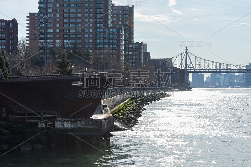 罗斯福岛东河沿岸，昆斯伯勒大桥在远处