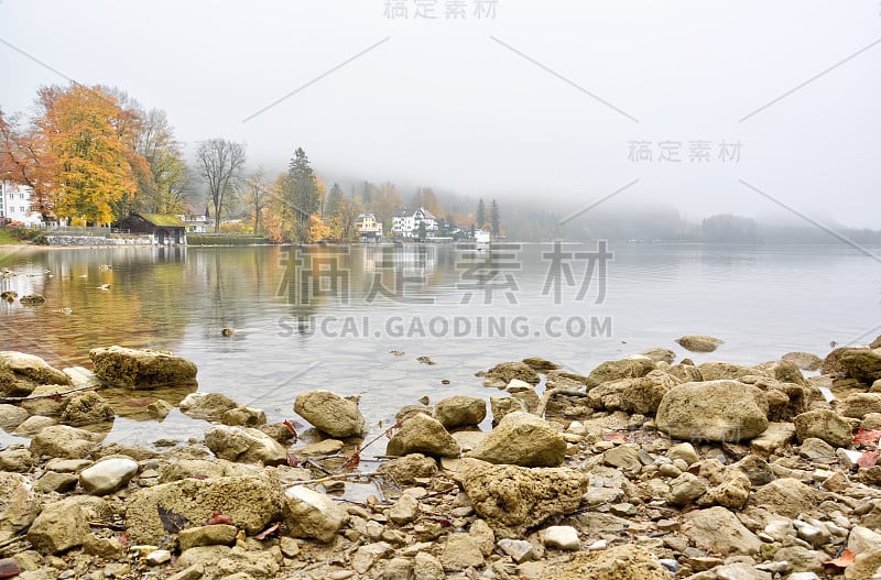 在欧洲的奥地利，秋天雾气弥漫，阴森而神秘的湖泊和森林景色