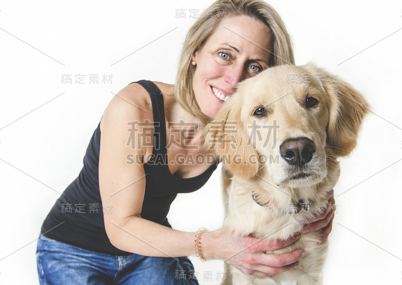 漂亮的女人和她美丽的金毛猎犬在白色的背景