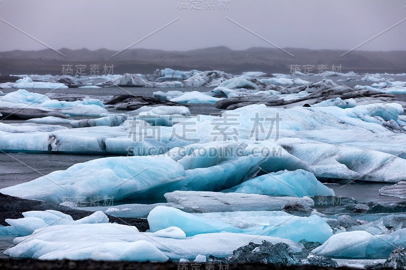 冰山漂浮在Jokulsarlon泻湖