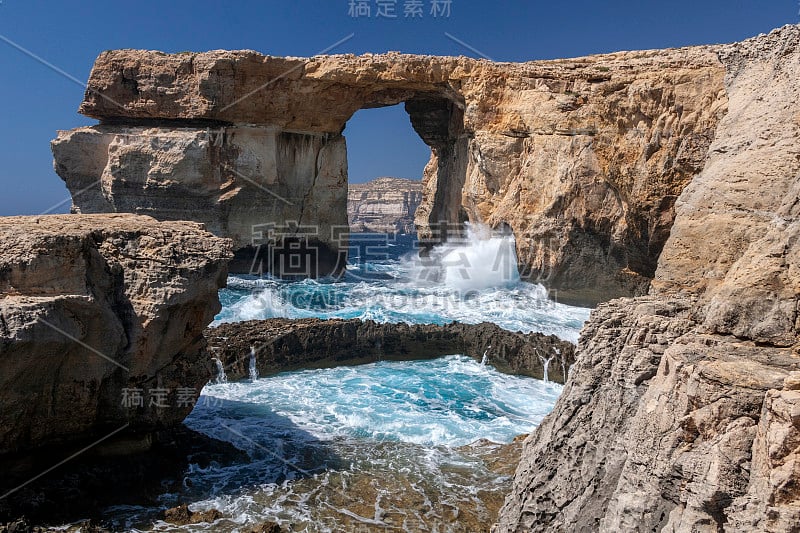 在戈佐-马耳他岛海岸的蓝色窗口岩层