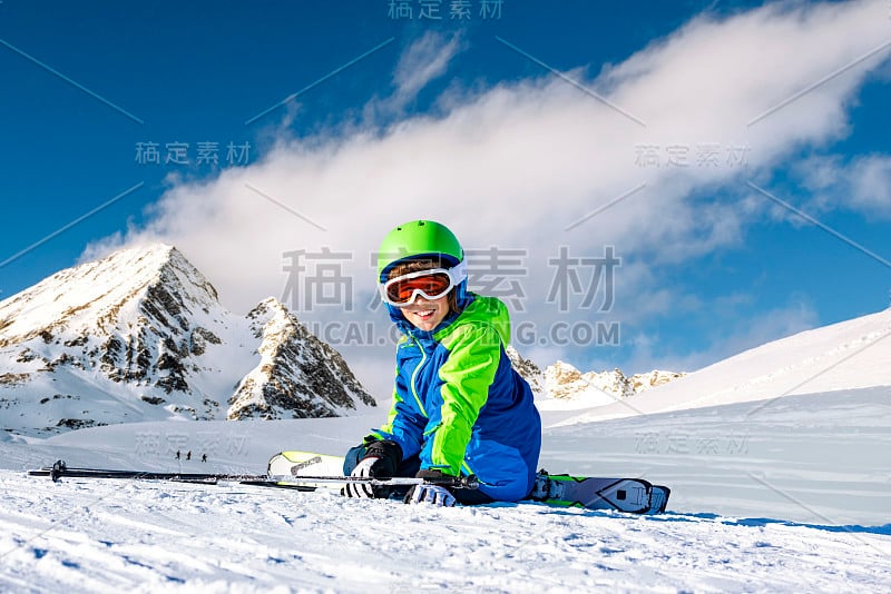 孩子们在阿尔卑斯山的高海拔滑雪坡上玩得很开心