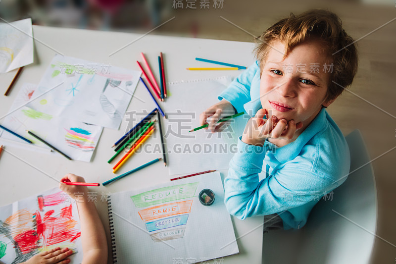 孩子们学习可持续发展，做回收项目