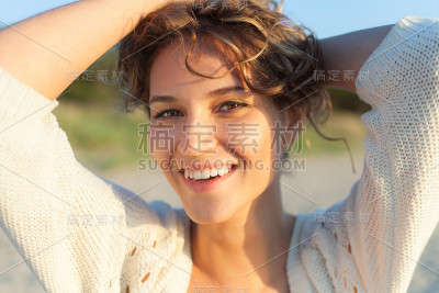 海滩上的漂亮女孩